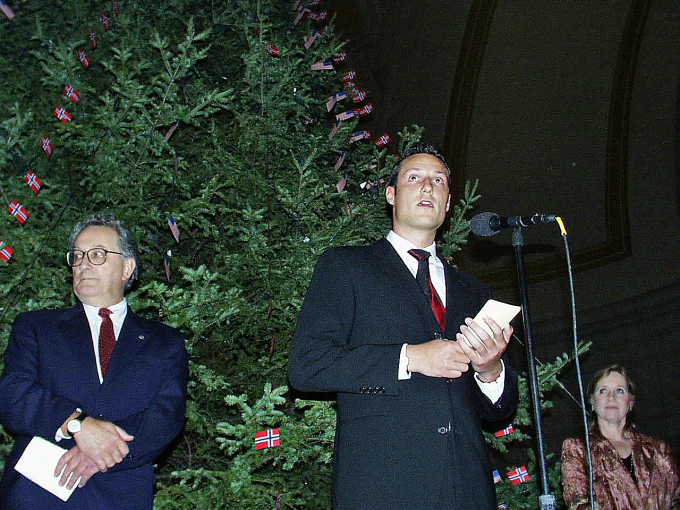 Også i 1998 tende Kronprinsen juletreet i Washington, D.C. Han står her saman med daverande ambassadør Tom Vraalsen og skodespelar Liv Ullmann. Foto: Helge Øgrim, NTB